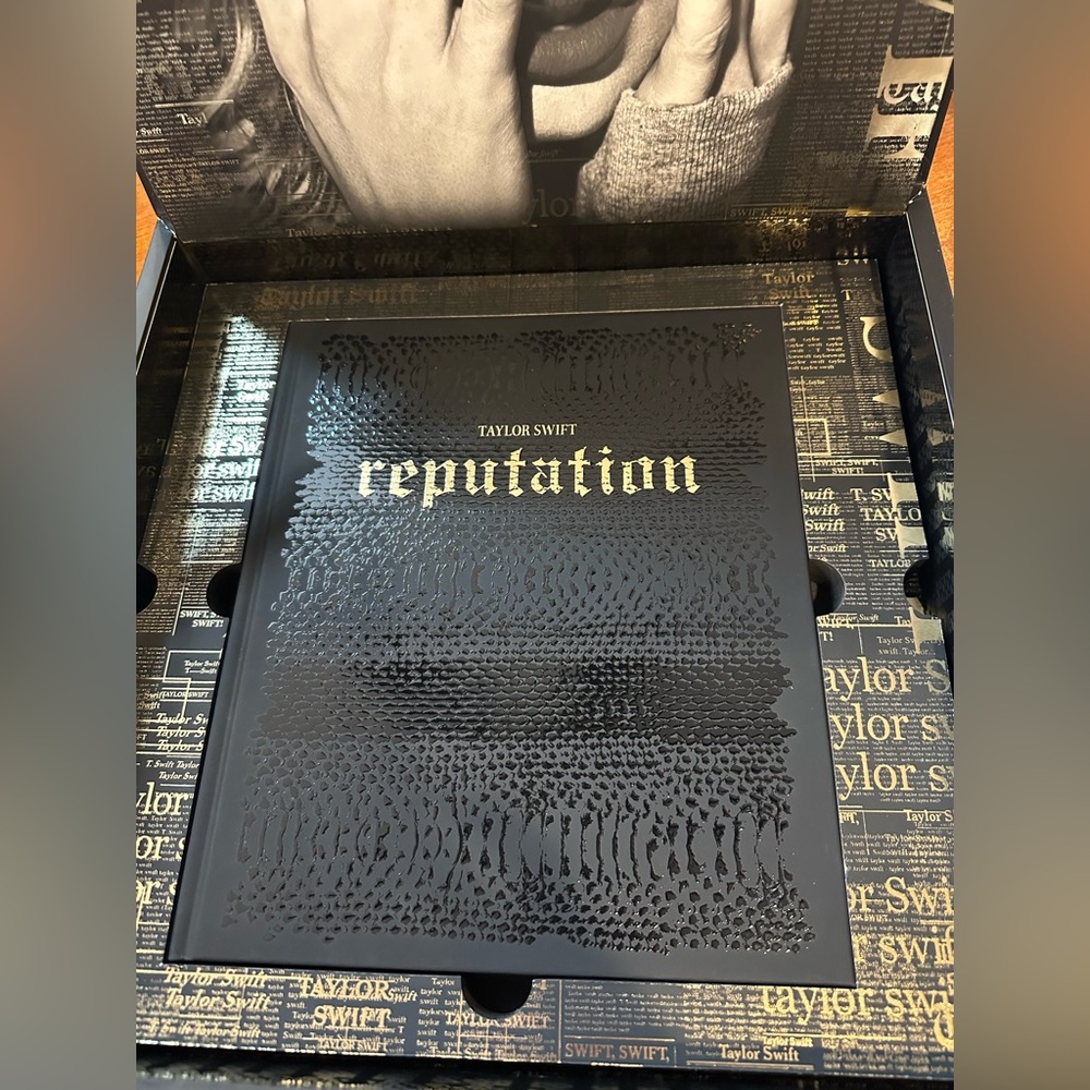 Taylor Swift Reputation Tour VIP Box - Picture 7 of 9